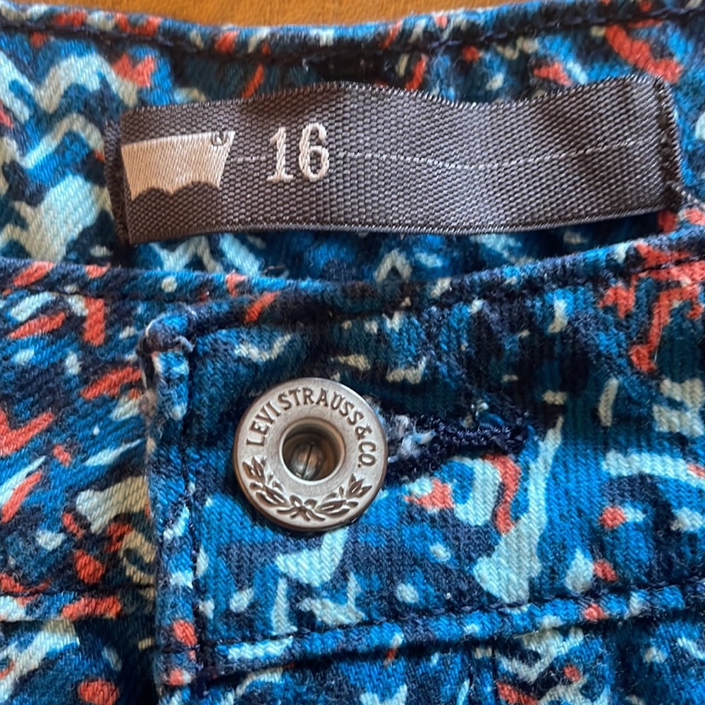 LEVI’S Pattern Jean Shorts (16) - Picture 3 of 7